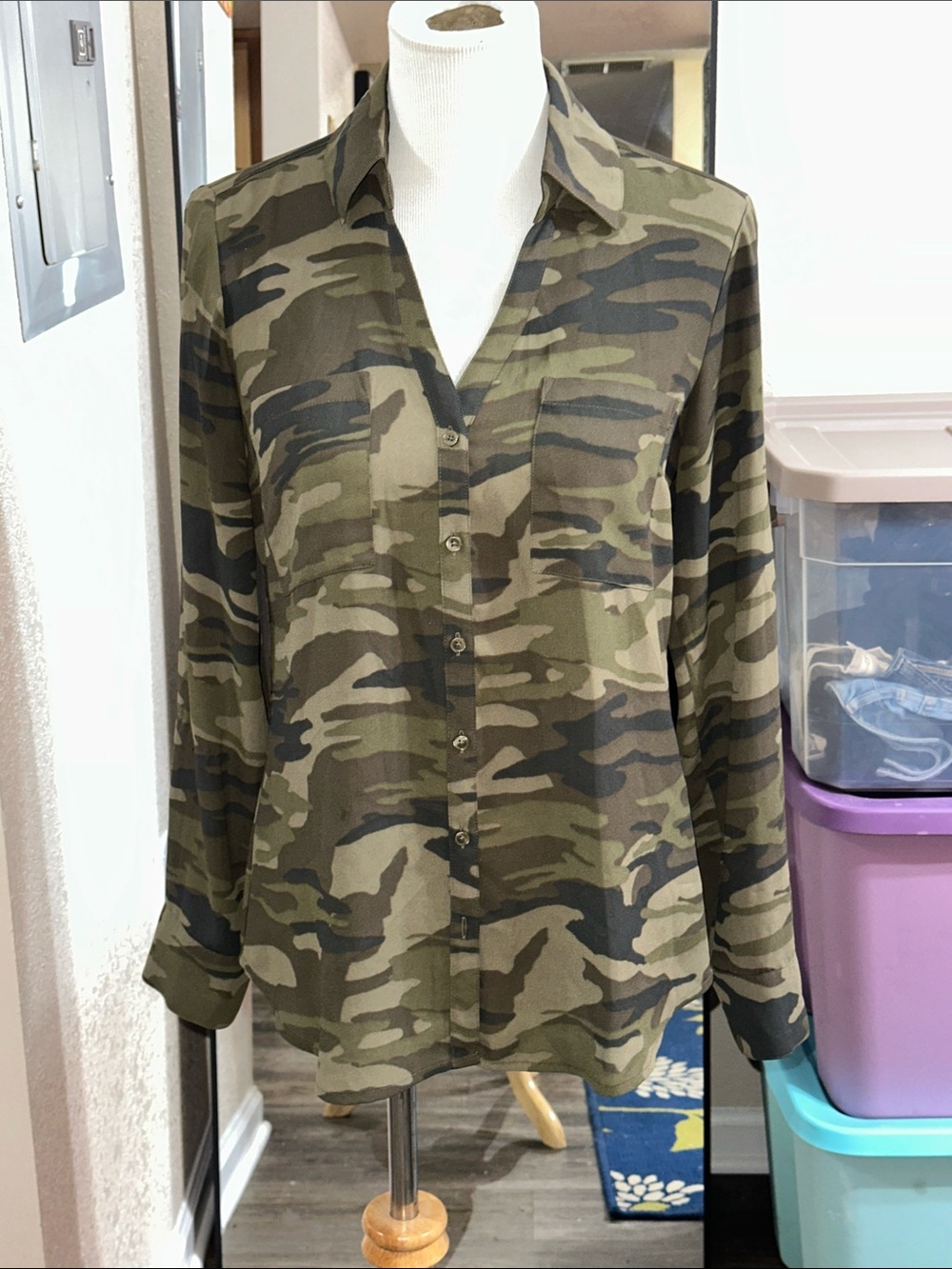Express Women's Camo Button-Down Shirt - Olive & Black